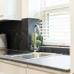 Peaceful Returns - 2 Bed House Near Roundhay Park *