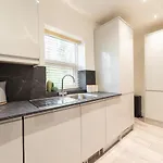 Peaceful Returns - 2 Bed House Near Roundhay Park *