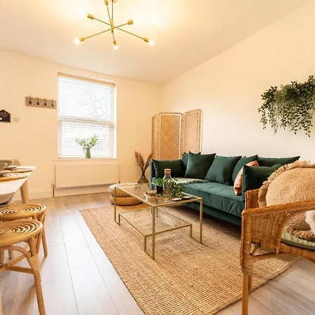 Peaceful Returns - 2 Bed House Near Roundhay Park
