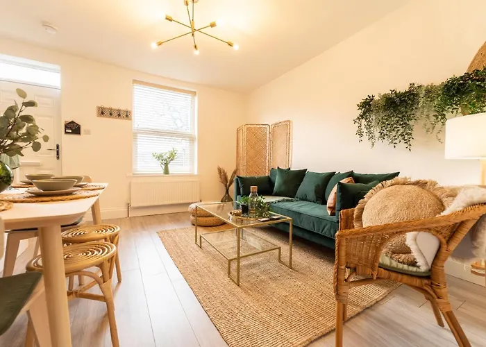 Peaceful Returns - 2 Bed House Near Roundhay Park