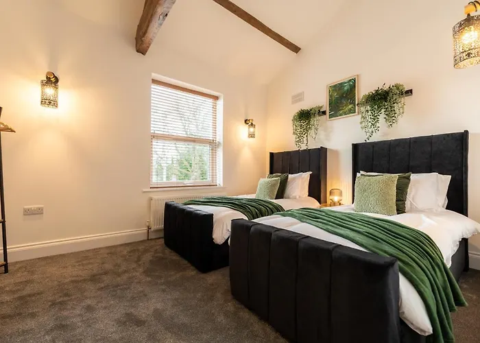 Peaceful Returns - 2 Bed House Near Roundhay Park Apartment Leeds (West Yorkshire)