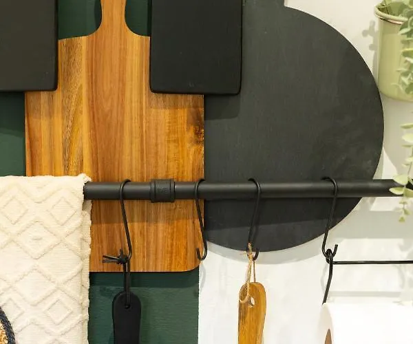 Peaceful Returns - 2 Bed House Near Roundhay Park Apartment Leeds (West Yorkshire)