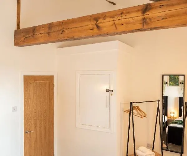 Peaceful Returns - 2 Bed House Near Roundhay Park Apartment Leeds (West Yorkshire)