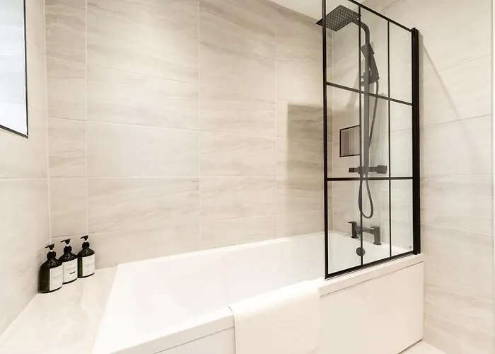 Peaceful Returns - 2 Bed House Near Roundhay Park Apartment