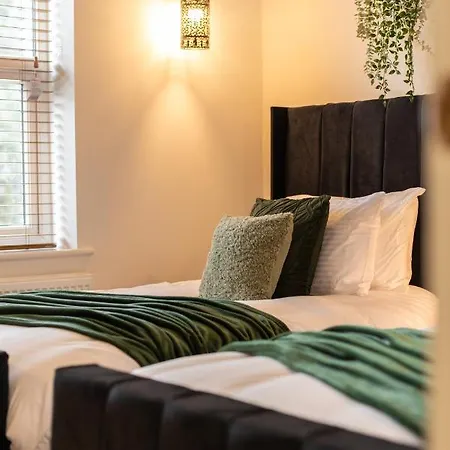 Peaceful Returns - 2 Bed House Near Roundhay Park Leeds (West Yorkshire)