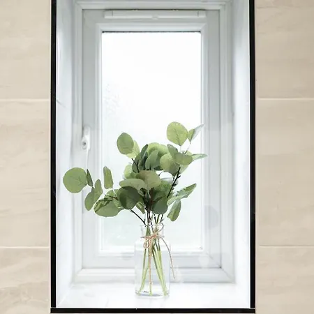 Peaceful Returns - 2 Bed House Near Roundhay Park