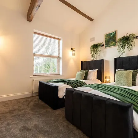 Peaceful Returns - 2 Bed House Near Roundhay Park Apartment Leeds (West Yorkshire)