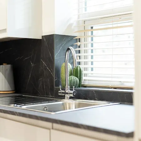 Peaceful Returns - 2 Bed House Near Roundhay Park *