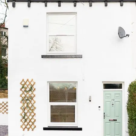 Peaceful Returns - 2 Bed House Near Roundhay Park Apartment Leeds (West Yorkshire)