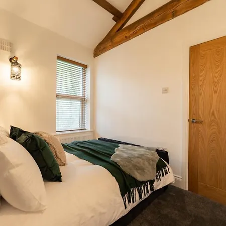 Peaceful Returns - 2 Bed House Near Roundhay Park * Leeds