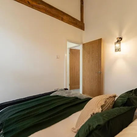 Peaceful Returns - 2 Bed House Near Roundhay Park Apartment Leeds (West Yorkshire)