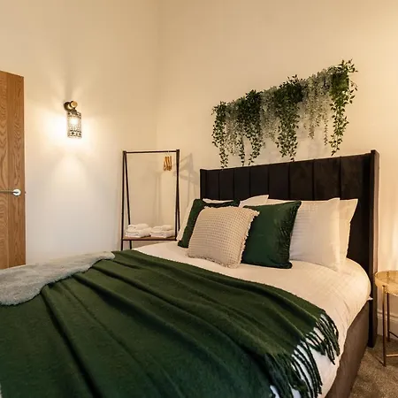 Peaceful Returns - 2 Bed House Near Roundhay Park * Leeds (West Yorkshire)