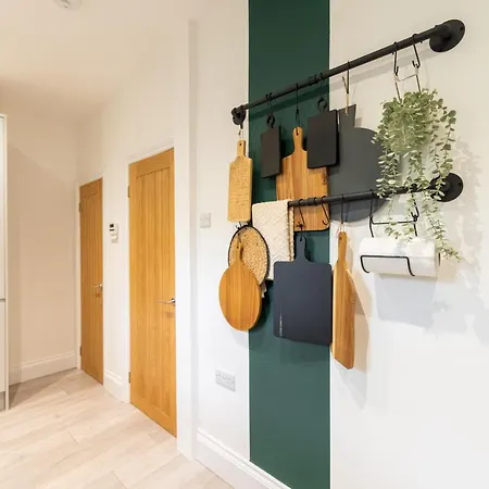 Peaceful Returns - 2 Bed House Near Roundhay Park *