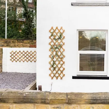 Peaceful Returns - 2 Bed House Near Roundhay Park *