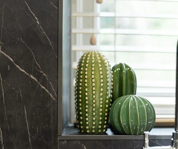 Peaceful Returns - 2 Bed House Near Roundhay Park *