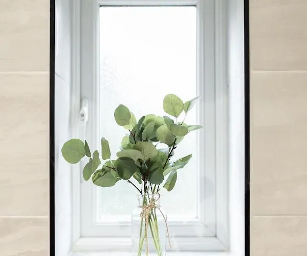 Peaceful Returns - 2 Bed House Near Roundhay Park