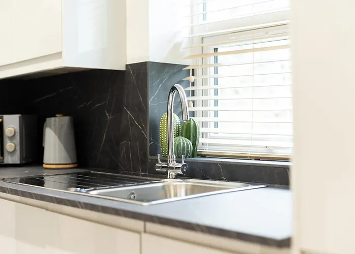 Peaceful Returns - 2 Bed House Near Roundhay Park *