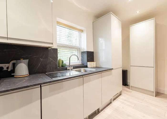 Peaceful Returns - 2 Bed House Near Roundhay Park *