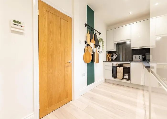 Peaceful Returns - 2 Bed House Near Roundhay Park *