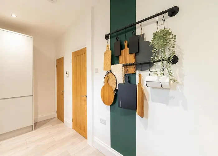 Peaceful Returns - 2 Bed House Near Roundhay Park *