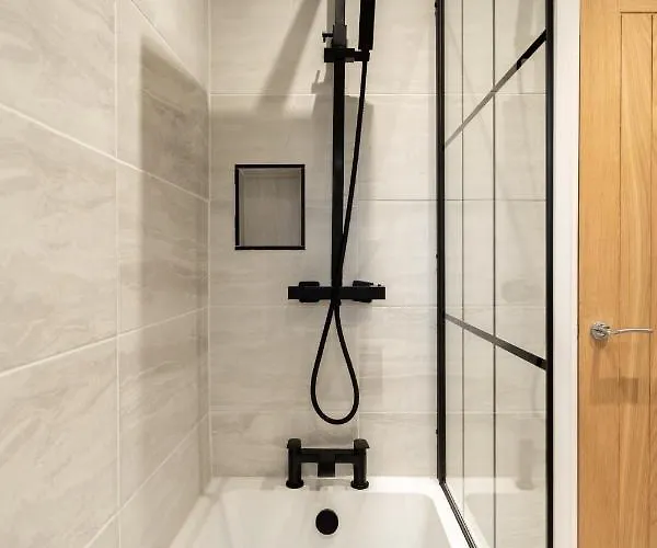 Peaceful Returns - 2 Bed House Near Roundhay Park *