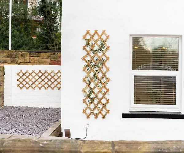 Peaceful Returns - 2 Bed House Near Roundhay Park *