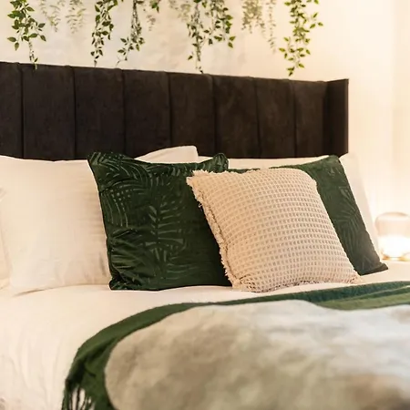 Peaceful Returns - 2 Bed House Near Roundhay Park アパート リーズ