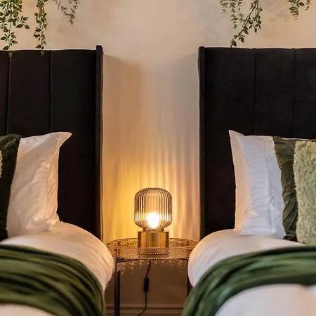 Peaceful Returns - 2 Bed House Near Roundhay Park リーズ