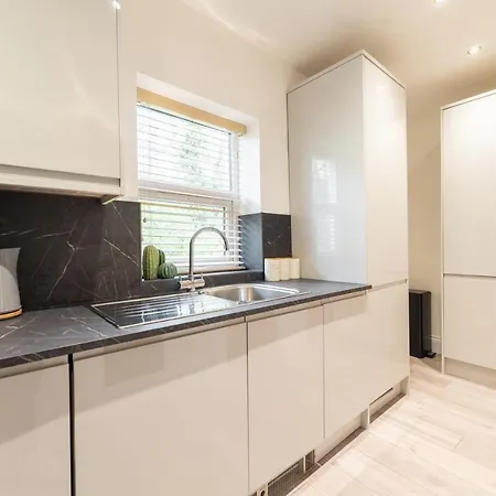 Peaceful Returns - 2 Bed House Near Roundhay Park *