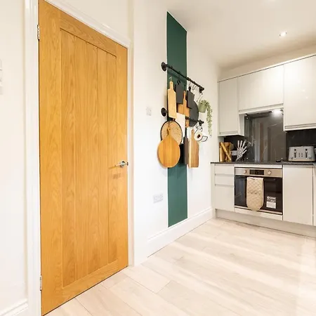 Peaceful Returns - 2 Bed House Near Roundhay Park *