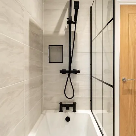 Peaceful Returns - 2 Bed House Near Roundhay Park *