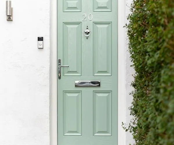 Peaceful Returns - 2 Bed House Near Roundhay Park *