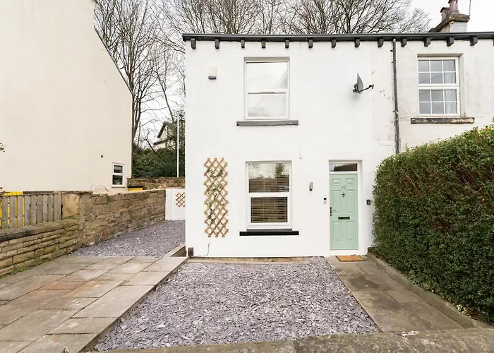 Peaceful Returns - 2 Bed House Near Roundhay Park *